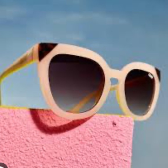 Quay Australia Accessories - SALE 1 left! Rare Quay pink tortoise Noosa *read